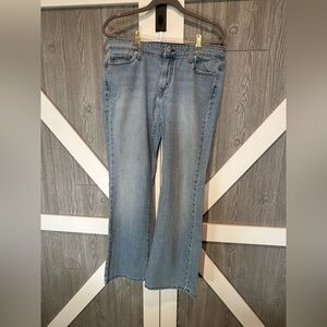 WJ2. Levi’s Womens Jeans light wash Sz 12, rise 9, ins 31.